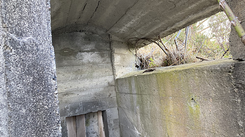 Smal bunker med utsikt mot vest