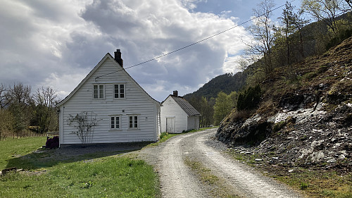 Turstien starter litt sør for Losahytta 749