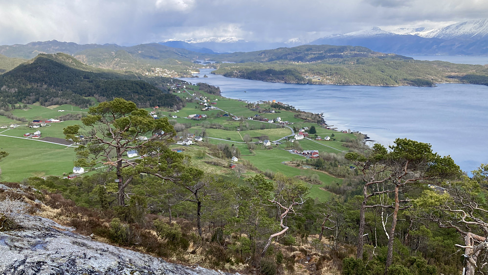 Benk og flott utsikt mot NNØ over Ølve og Husavågen. Kvitebergsvatnet i bakgrunnen