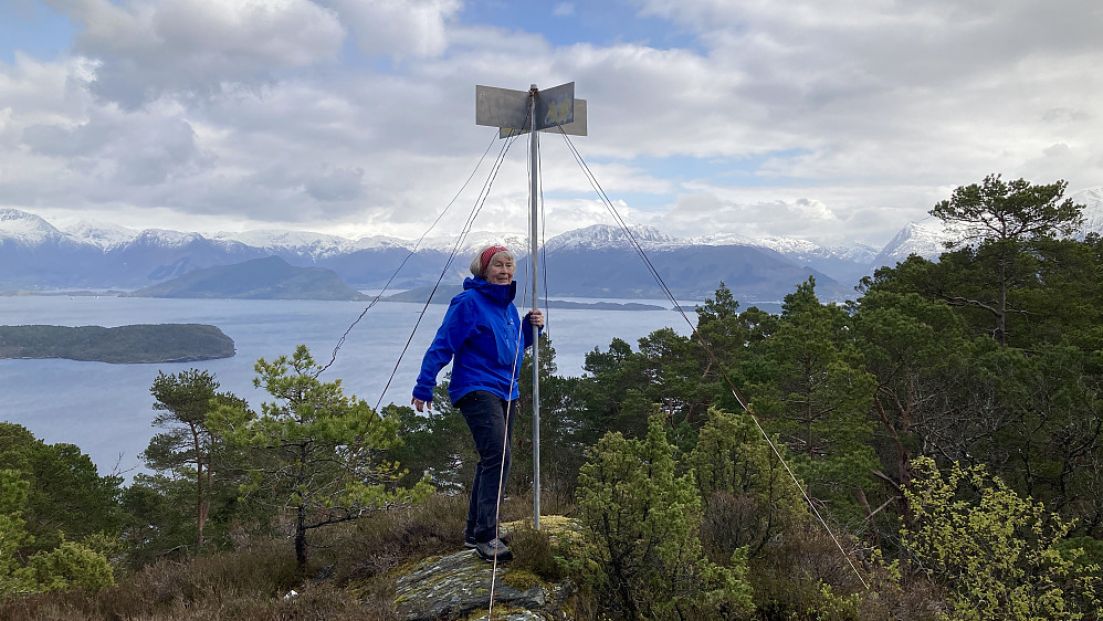 Astrid på høyeste punkt ved trig-merket noen meter sør for bygningene på Ølveshovda