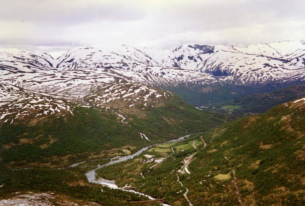 Utsikt fra sør på Rjoandeggi mot Raundalen , Mjølfjell stasjon og Almenningen