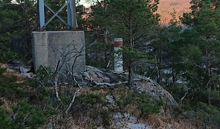 Søyle og betongkonstruksjon (for mast?) ved Sjurstonipa