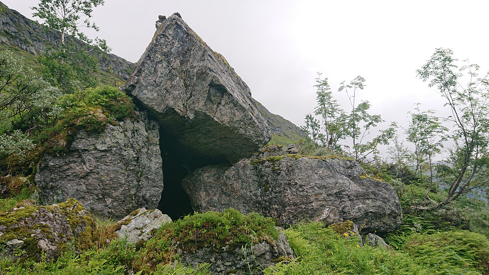 Inngangen til Bjødnahiet under Ljosandberget. Foto Helge S. Titland 12.8.2022