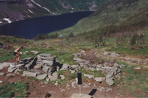 Helge registrerer Frustøl Søre. Foto mot Slondalsvatnet