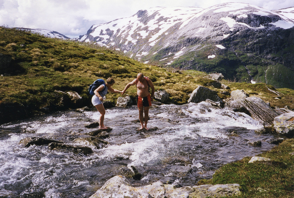 Astrid og jeg vader elven fra Fagerdalsvatnet!