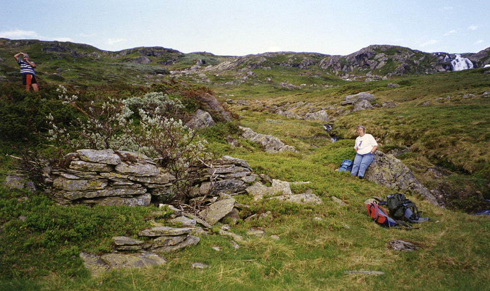 Ruiner etter nordre Frustøl. Elven fra Fagerdalsvatnet i bakgrunnenFoto Helge S. Titland