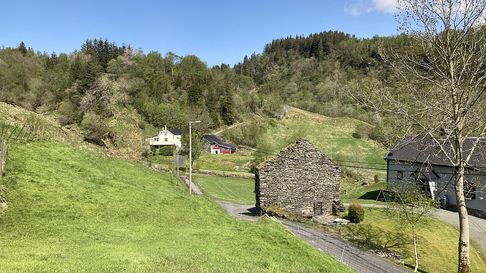 Øvre Brattland. Postvegen fra 1783 går nordover mot Borgo langs denne traséen