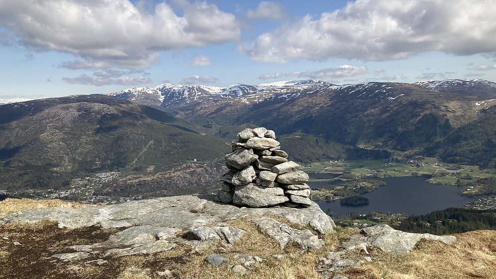 Haukelandsvarden. Fortsatt mye snø på Gullfjellet
