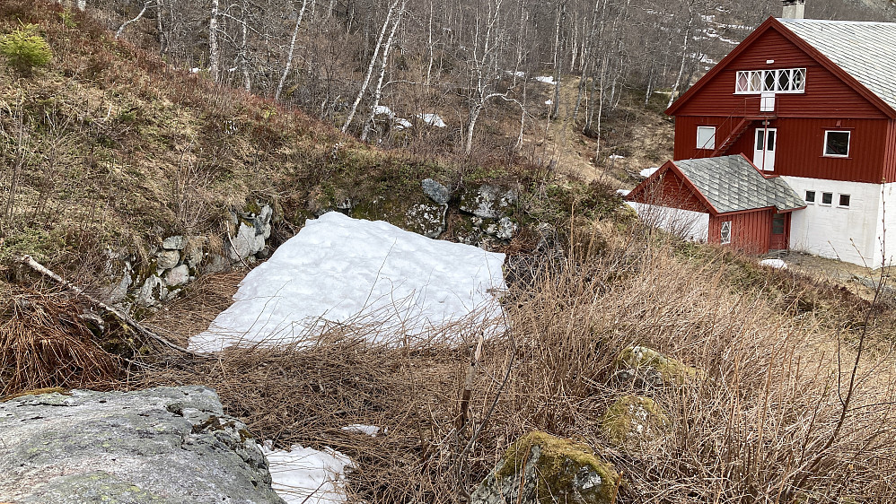 Murene etter husmannsplassen Lii. Katteli i bakgrunnen