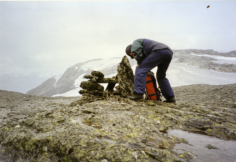 Helge ved gluggevarden på Gommahaug. Såtaskavlen i bakgrunnen
