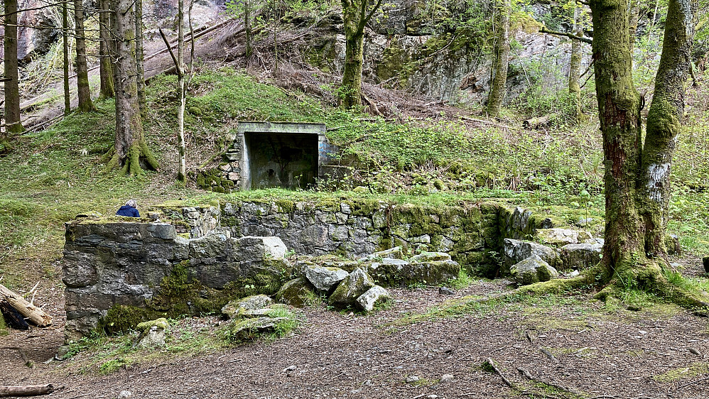 Ruin etter våningshus (?) og betongskur i Tennebekklien