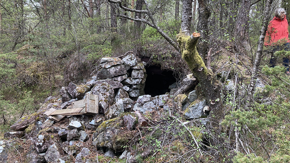 Inngangen til skjulestedet fra sør
