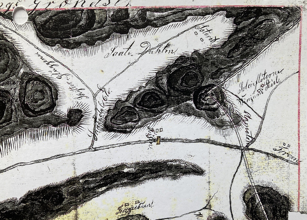 Stølstufter ved Fossen og "Fæbro" over Rjoåni på kart fra 1830. Stølen i Såtedalen, på Soleiflætene og ved Borgarbuvatnet er og avmerket.