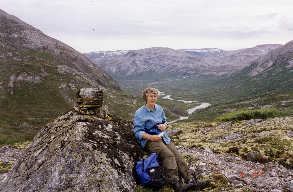 Astrid ved varden før det går nedover mot Rjoanddalen