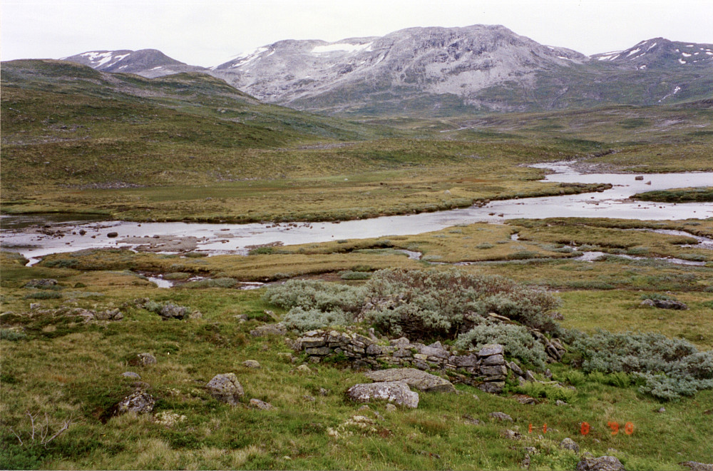 Murer etter Stordalen seter ved Elvamotet. Foto mot SØ. Reinsgreftene 1460 og Uksabotn i bakgrunnen