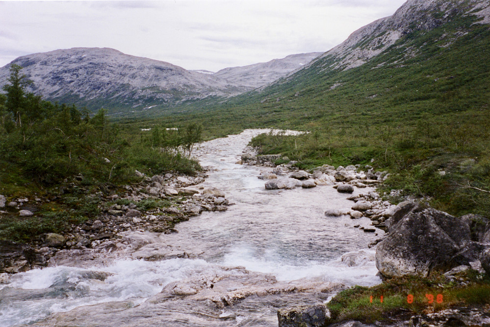 Rjoåni. I 1830 var det "fæbro" over elven i dette området! 