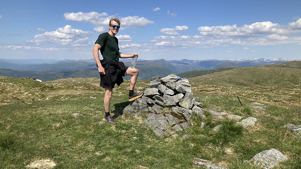 På toppen av Skåldalsfjellet. Bare tre topper igjen på Bergen PF>100 nå Øyvind!