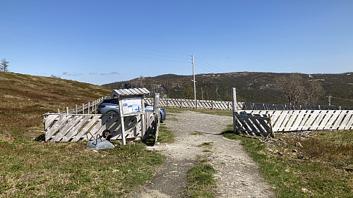 Inngjerdet parkeringsplass sør for Svartvass-sætra