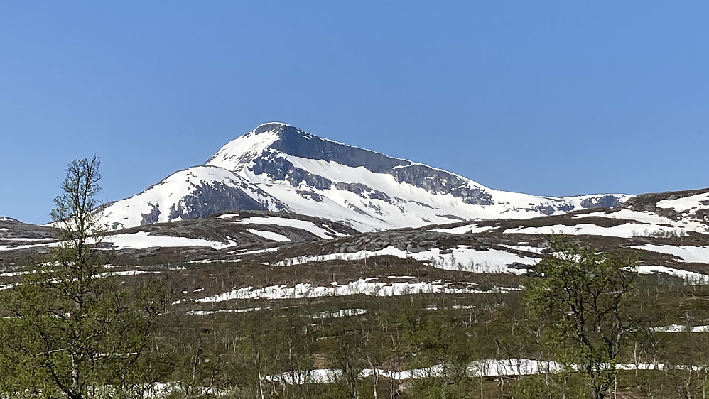 Lurfjelltinden - dagens turmål tar seg flott ut fra øst!