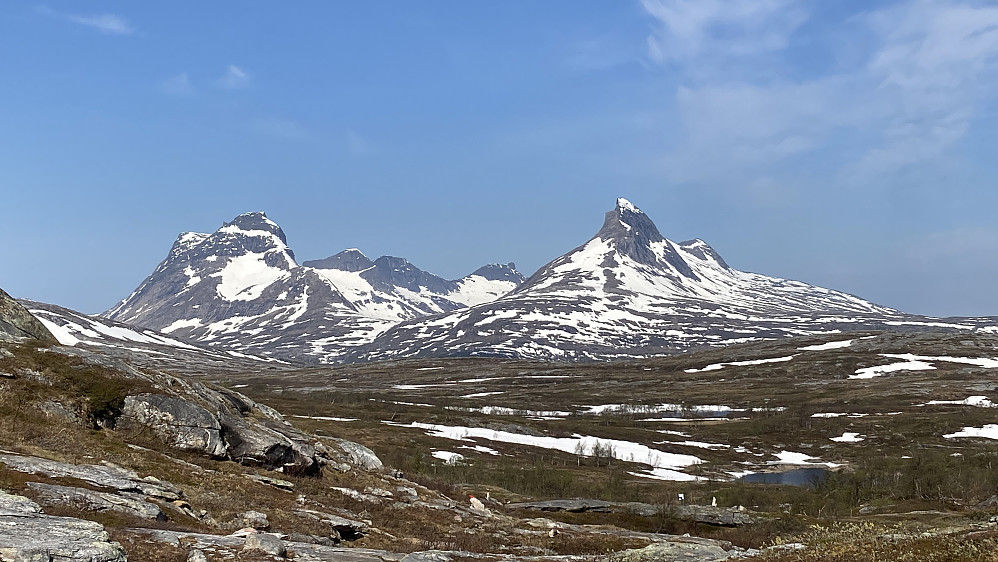 Børvasstindan fra vest. Mot høyre Åselitindan med Djeveltanna 1068 (fremst) og Store Åselitinden 1177. Bakenfor, Ryptind 1111 og Bortinden 1046. Mot venstre Urskartinden 1146 og Spisstinden 1143