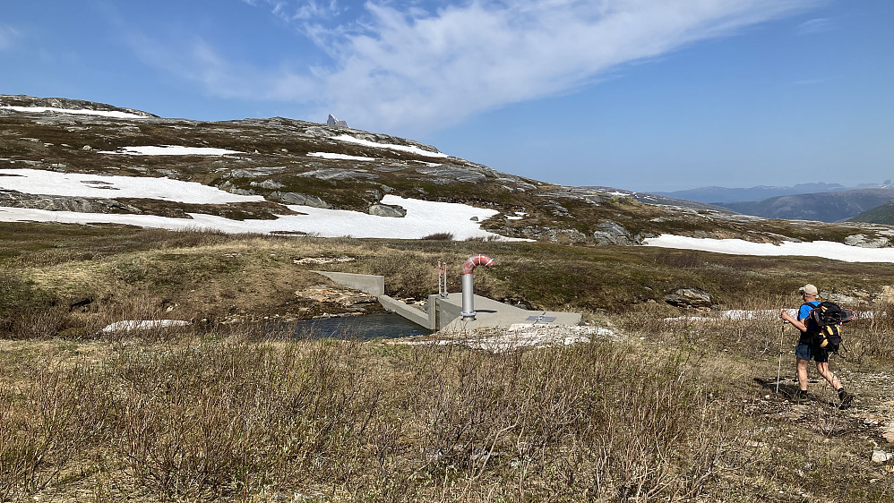 Vest for Skorrigorrivatnet er elvene regulert. Her gikk vi over denne demningen