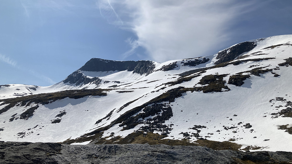 Den snøkledde NØ-flanken vi gikk opp mot høyre