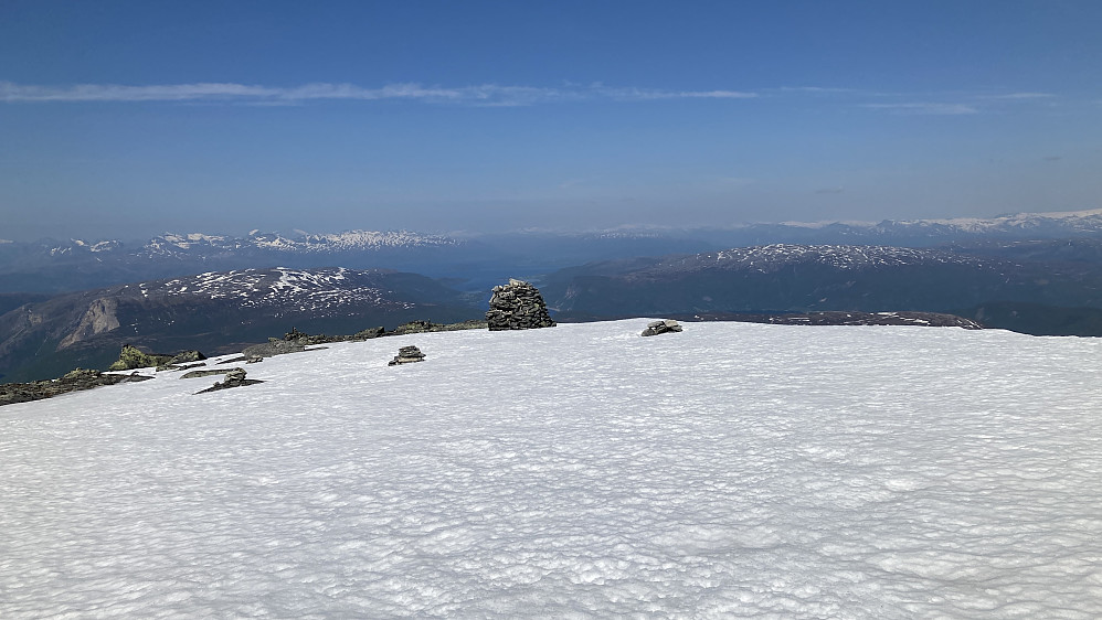 Toppområdet på Lurfjelltinden med diverse varder. Kartverkets koordinater (trig-merke) er ved den lille varden lengst til høyre (mot sør)