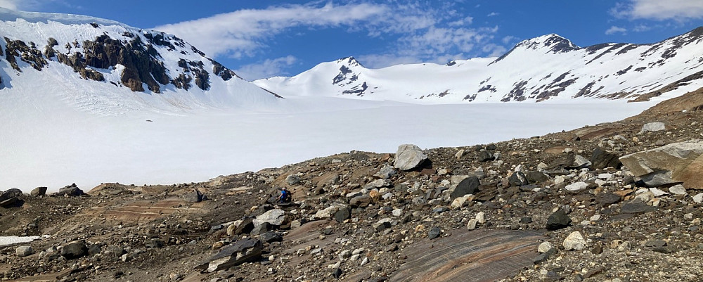 Oppe ved Skjelåtindbreen. Skjelåtinden 1636 midt i bildet. Ryggen mot venstre med overhengende fonn er Øst for Skjelåtinden. Mot høyre NØ Skjelåtinden 1572