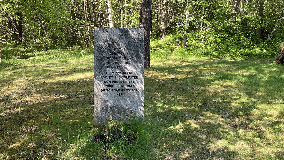 Minnesmerke over falne, sovjetiske krigsfanger på utsiden av gravplassen for de jugoslaviske