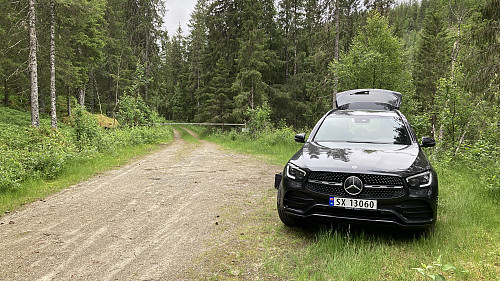 Parkering ved bommen på veien til Neverli
