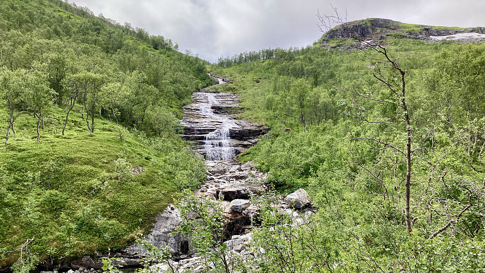 Stien går på vestsiden av fossen i Leirvikelva