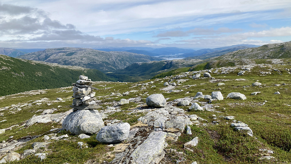 Varder viser vei. Utsikt mot Elsfjorden og Hemnesberget i nordøst.
