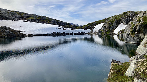 Pause ved 624-vannet. Foto mot vest. Blikk stille vann!