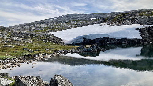 624-vannet. Foto mot sør. Her dreier ruten rett sørover mot Hallvardtinden