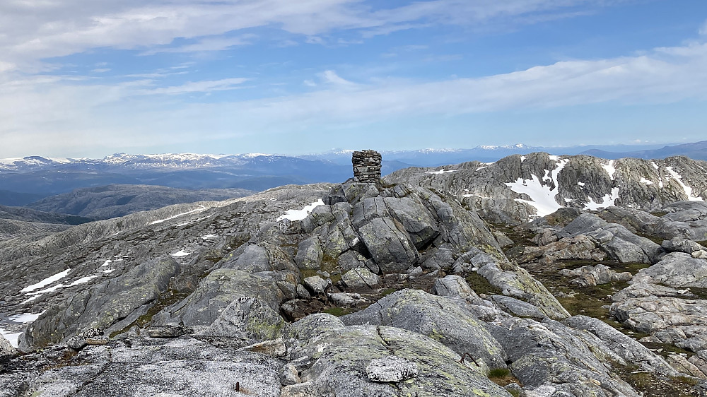 Stor og flott varde NØ for kommunegrensen mellom Leirfjord (vest), Vefsn (sør) og Hemnes ØNØ. Varden står i Hemnes! Foto mot ØNØ. Hallvardstinden i bakgrunnen mot høyre
