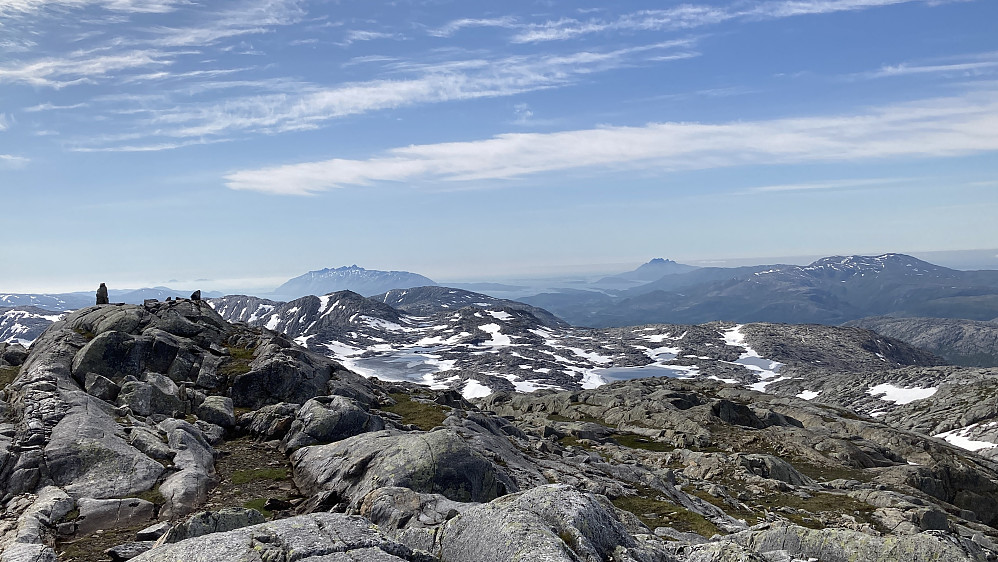 Foto mot vest. Sannsynligvis De Sju søstre i bakgrunnen mot venstre og Dønnmannen mot høyre