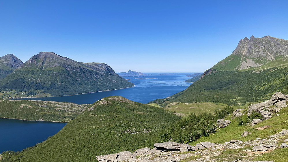 Fra samme sted. Utsikt nordover Aldersundet. Aldra mot venstre. Den karakteristiske profilen av Hestmannen 591 stikker opp av havet. Tonnes og Tonnesfjellet 471 mot høyre.