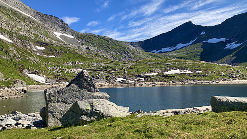 Mot østsiden av Nedre Kvannskardvatn og ryggen mellom Nedre og Midtre