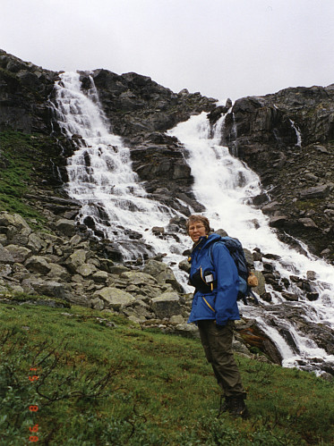 Astrid ved fossen i Gangdalen