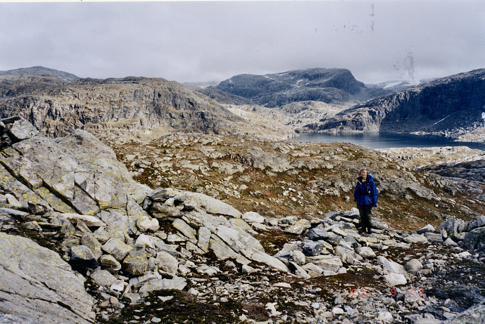 Astrid ved fangstgrav Reg. 67II. Kvannjolavatnet og Skipanuten 1500 i bakgrunnen