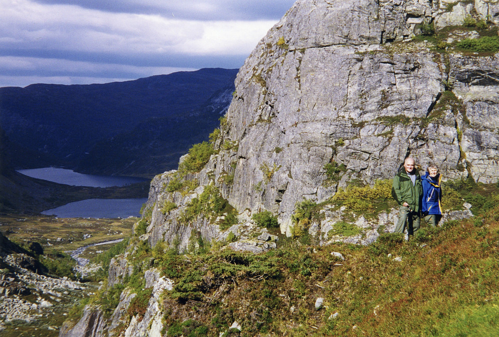 På vei opp mot det bratte skaret. Slondalsvatnet i bakgrunnen. Foto: Helge