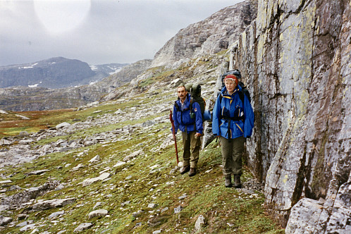 Helge og Astrid oppe på flatene på Gommahaugane