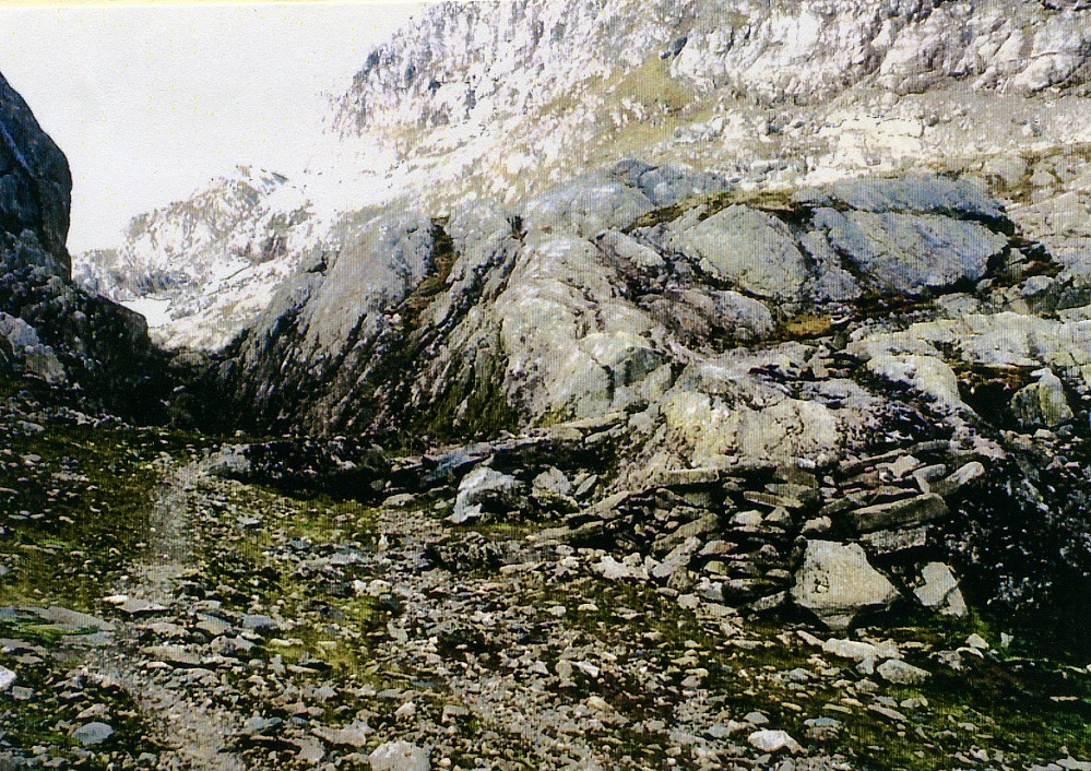 Baotaklypet sett nedenfra. Det er laget to ramper mot høyre for omgåelse at det trange partiet