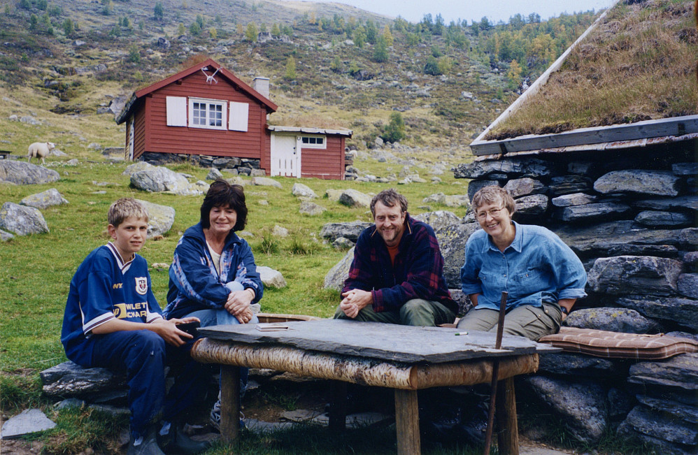 Hyggelig prat med familien Kvåle fra Ulvik som har støl i Slondalen. De har gitt oss mange gode opplysninger om slondalen i eldre tider og lokale stedsnavn