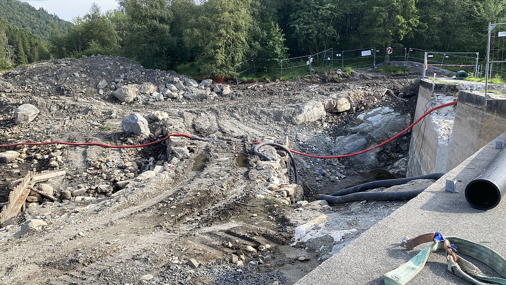 Veien gikk over den gamle demningen midt i bildet. Foto mot sør