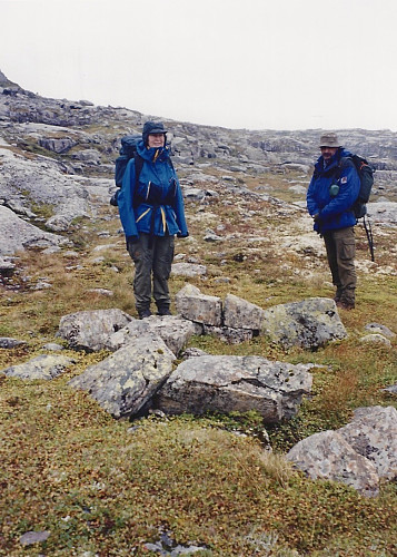 Astrid og Helge ved liten tuft i Storabotnen