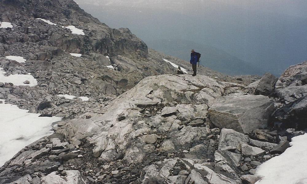 Samme område. Helge ved en varde mellom Skorafjellet og Sveigfjellet