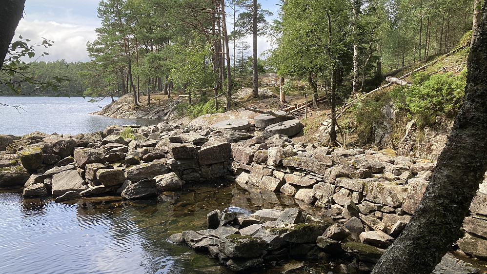 Gammel kai og møllesteiner