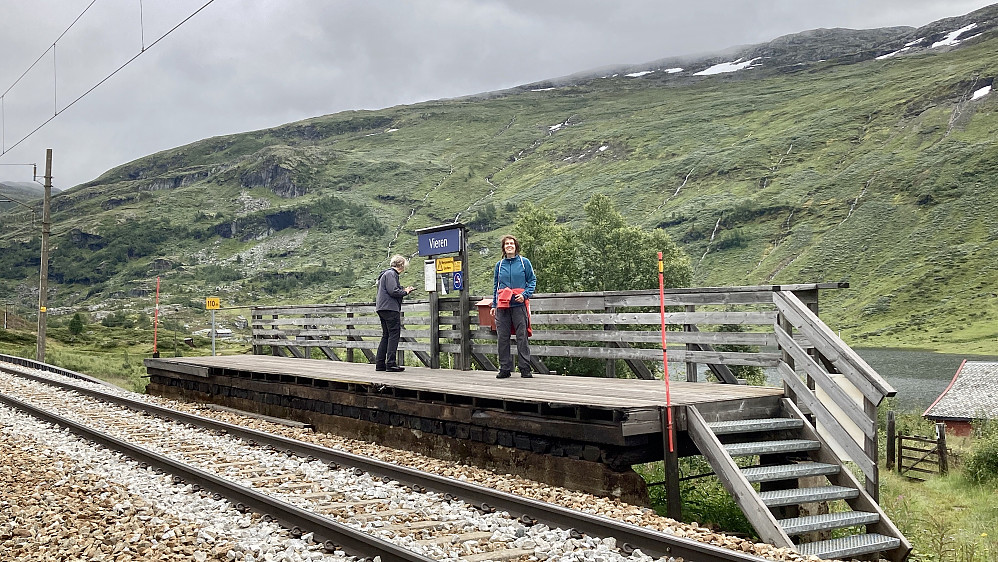 Astrid og Liv Synnøve på nåværende Vieren haldeplass. Foto mot Hervardseggen.