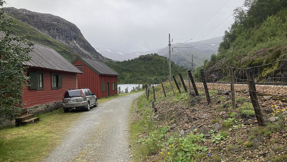 Tidligere var dette en holdeplass på Bergensbanen med navn Vieren. Dette var antagelig vokterboligen. Foto mot vest.
